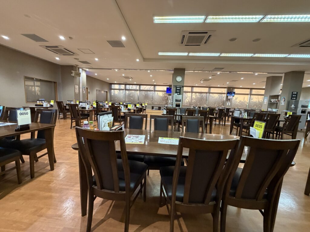館内の広い食事スペース