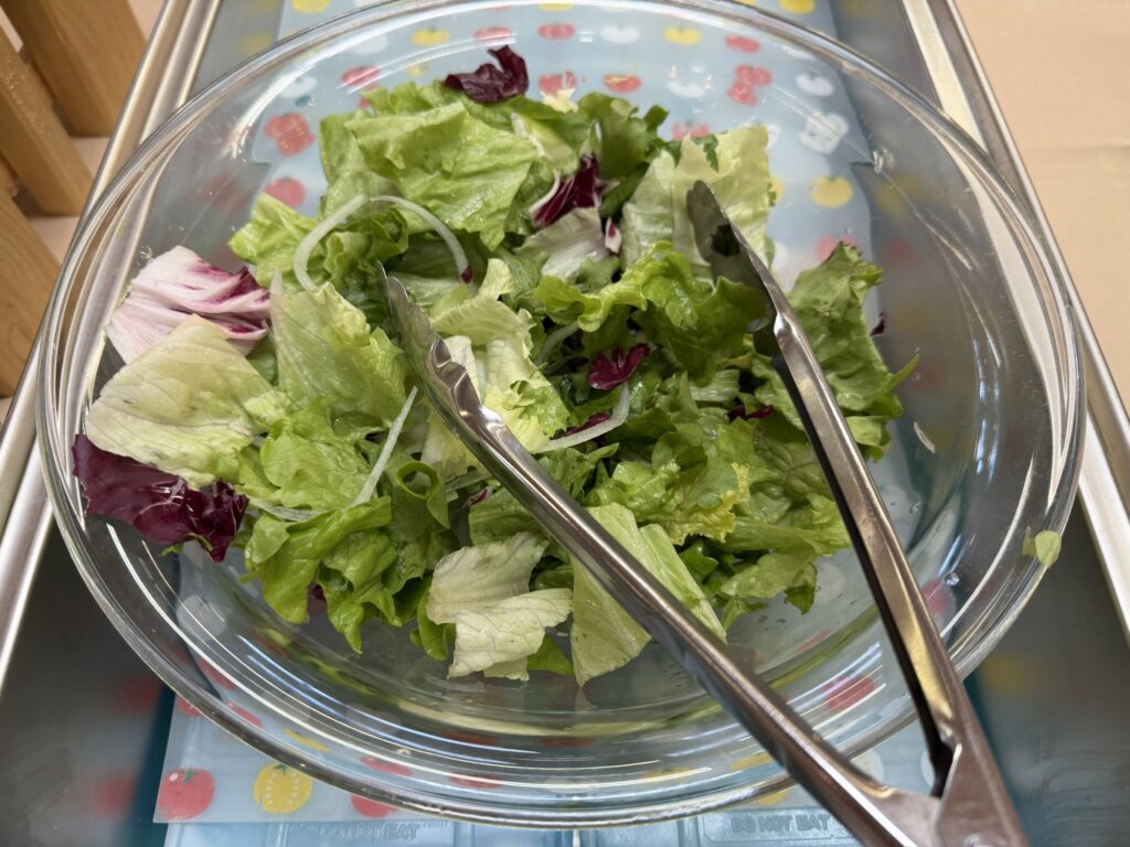 サラダバーのレタス