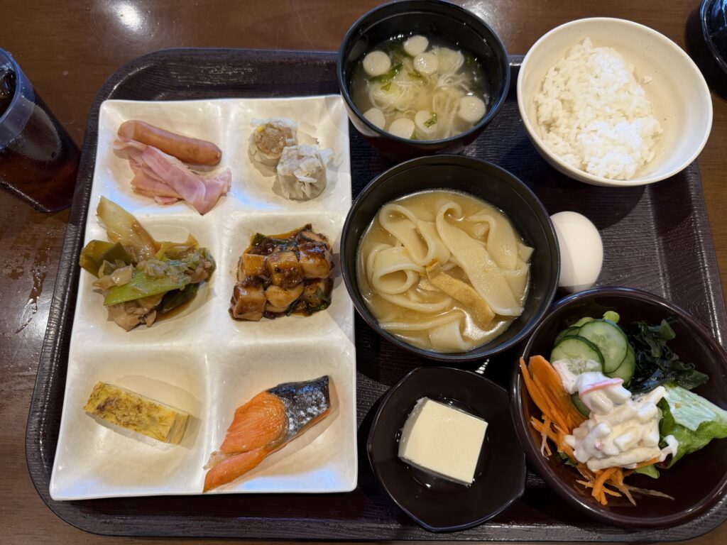 朝食の盛りつけ例