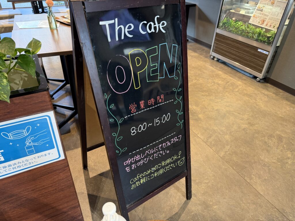 The cafeの営業時間の看板