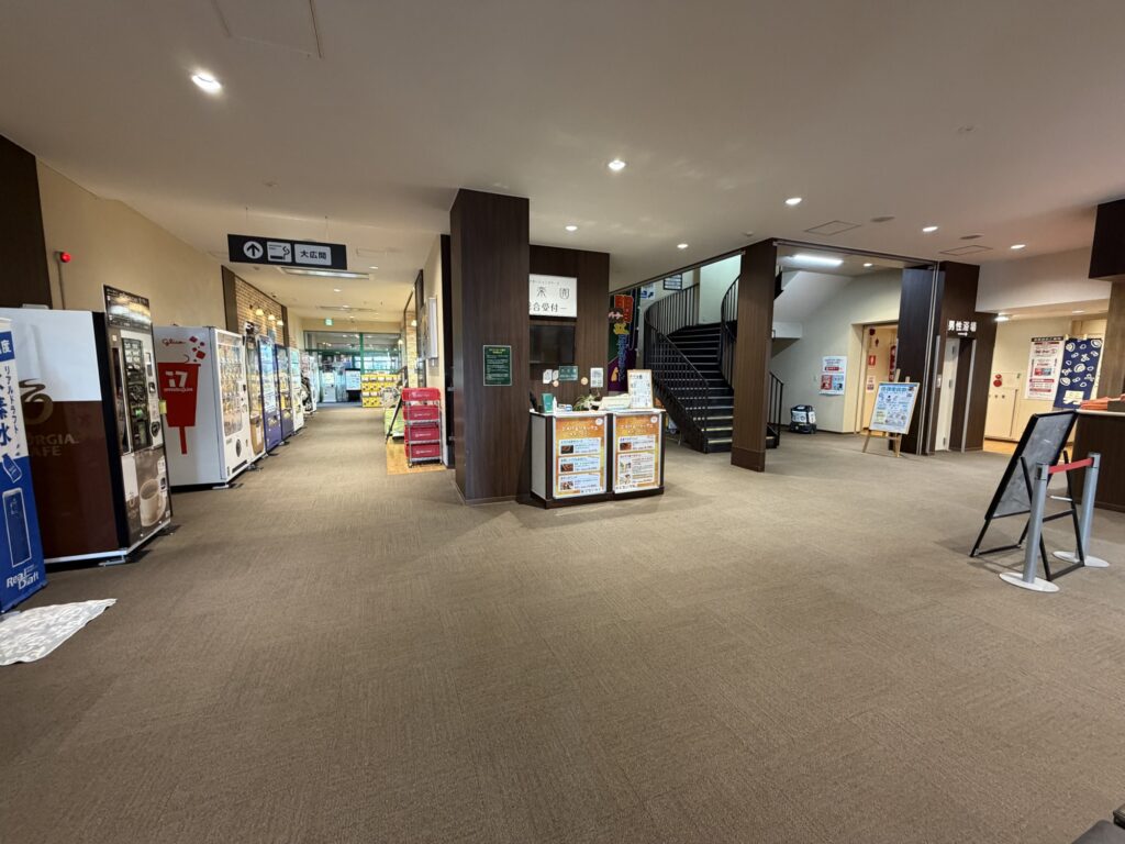 自動販売機が並ぶロビー