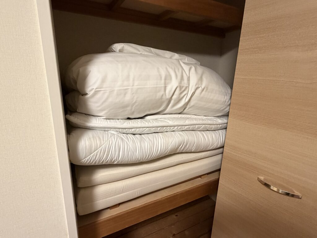 客室クローゼット内の寝具