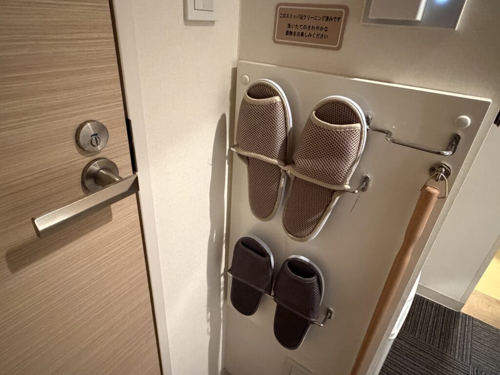 壁掛けの客室スリッパ