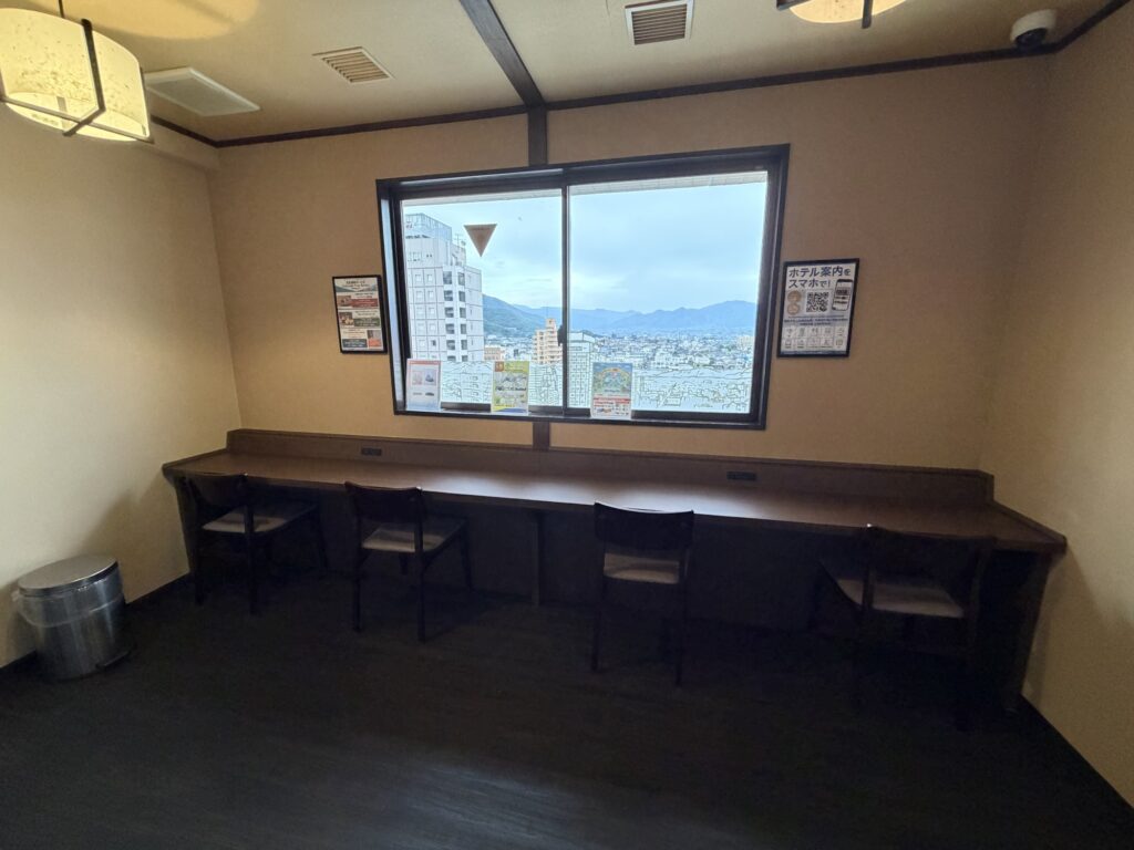 10階の休憩スペースと窓からの景色